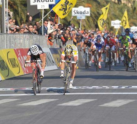 Mark Cavendish pips Heinrich Haussler by a bike throw at the 2009 Milan San-Remo
