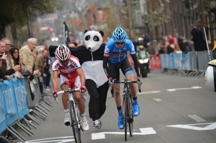Dan Martin powers aware from an unlikely opponent
