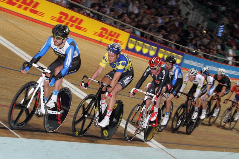 NettApp Endura's Russell Downing leads the bunch midway in the Championship Scratch Race. - ©Chris Maher (www.chrismaher.co.uk)